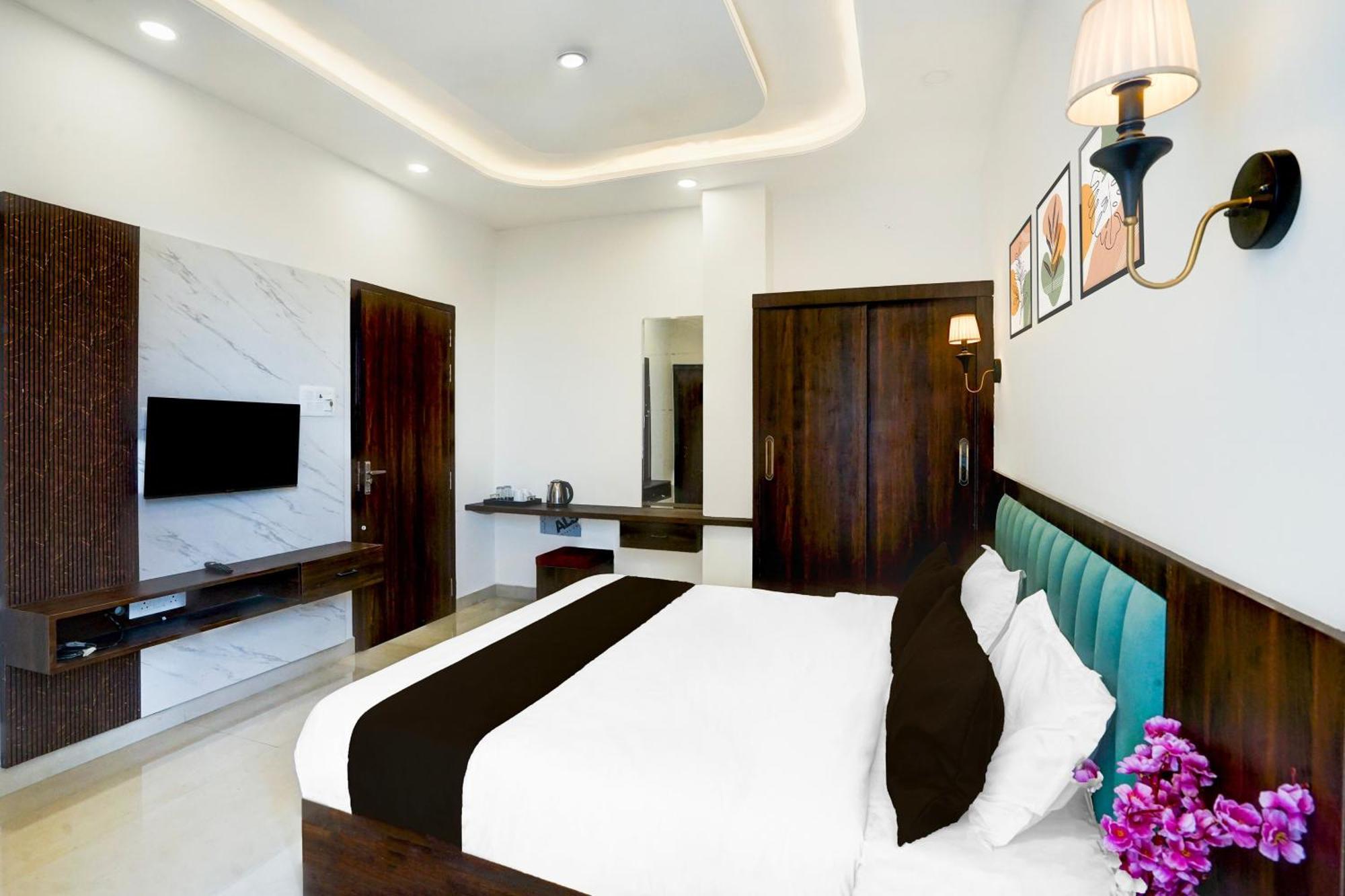 Collection O Golden Sapphire Hotel Джайпур Екстериор снимка
