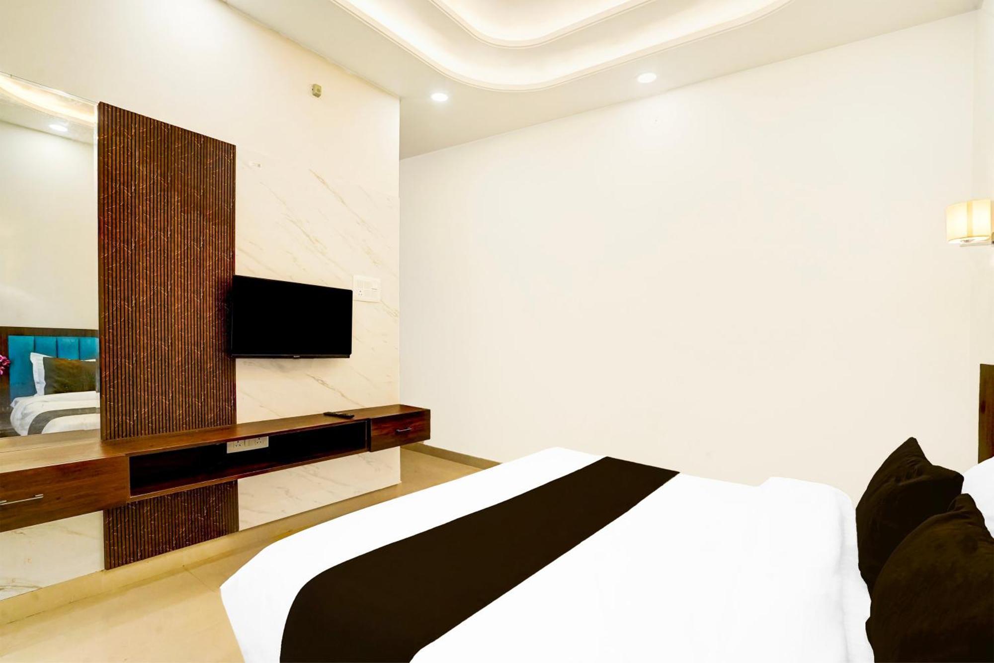 Collection O Golden Sapphire Hotel Джайпур Екстериор снимка